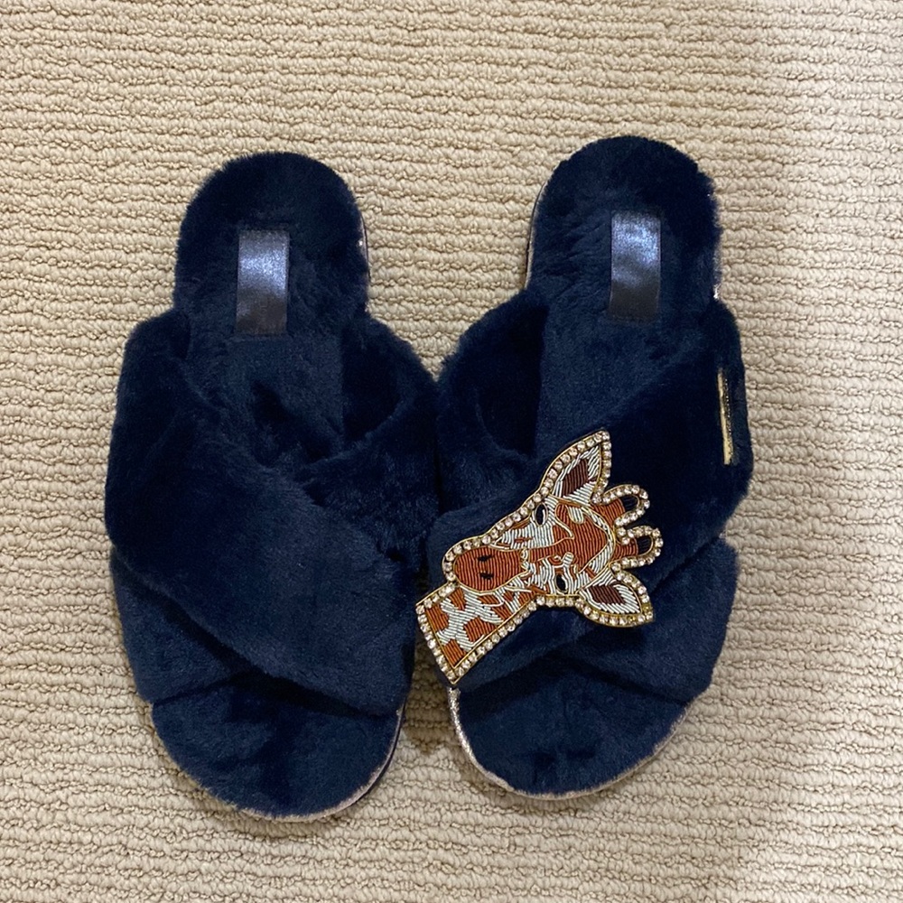 Laines London CLASSIC LAINES SLIPPERS WITH ARTISAN GOLD GIRAFFE BROOCH - Navy